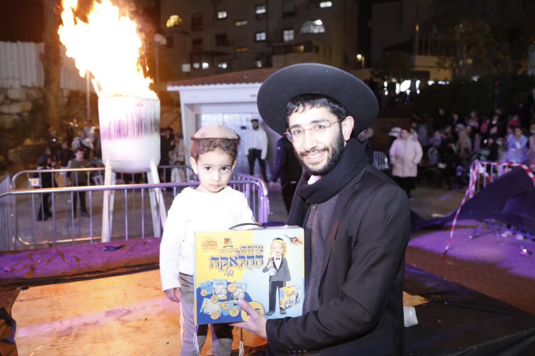 מעמד ההדלקה המרכזי בביתר | צילום: שייקה אור