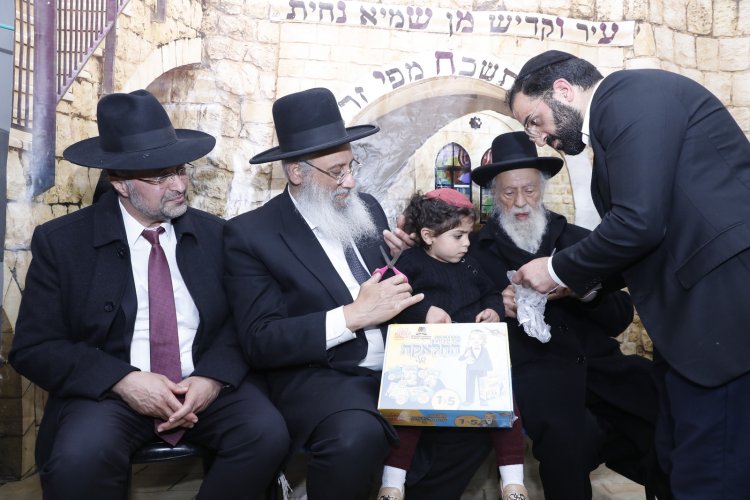 מעמד ההדלקה המרכזי בביתר | צילום: שייקה אור