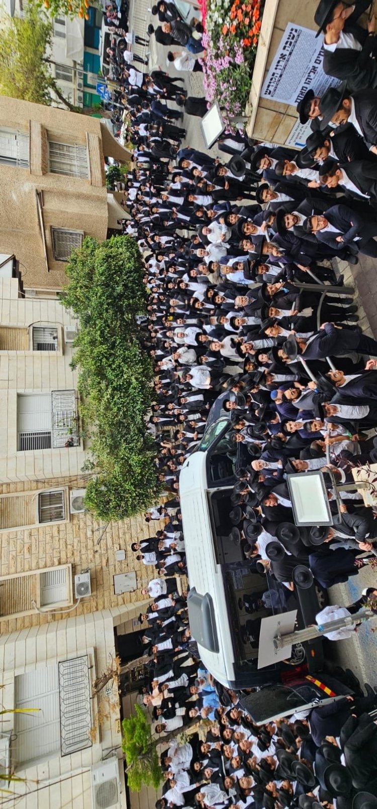 אלפים ליוו למנוחות את הגאון רבי רחמים מאזוז זצ"ל | צילום: נועם אליהו