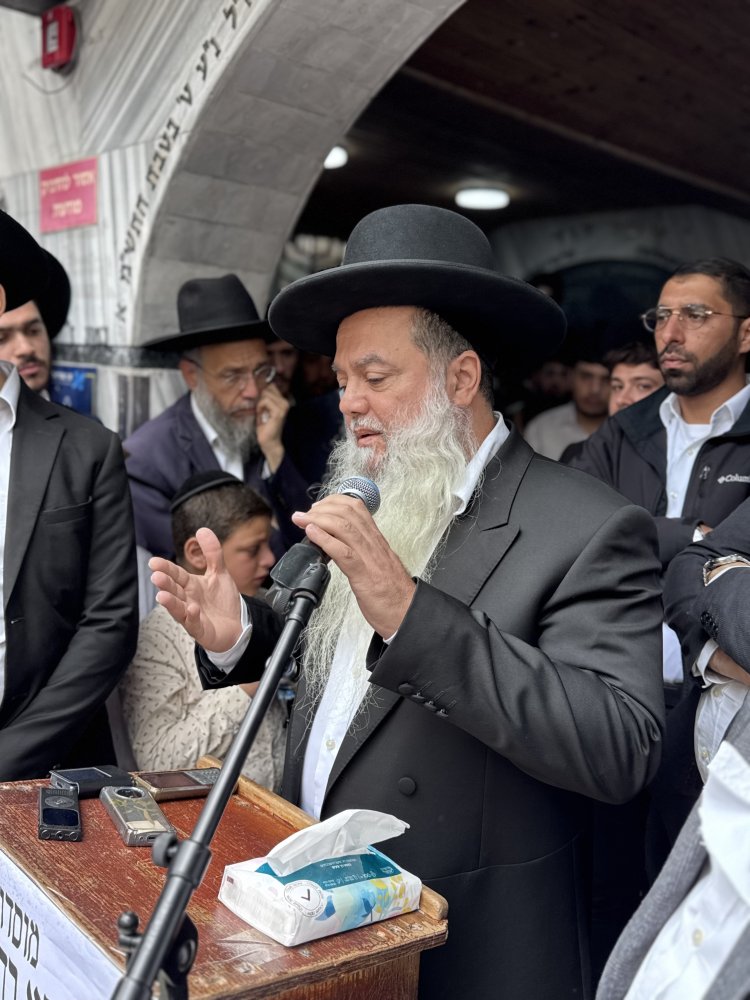 אלפים ליוו למנוחות את הגאון רבי רחמים מאזוז זצ"ל | צילום: נועם אליהו