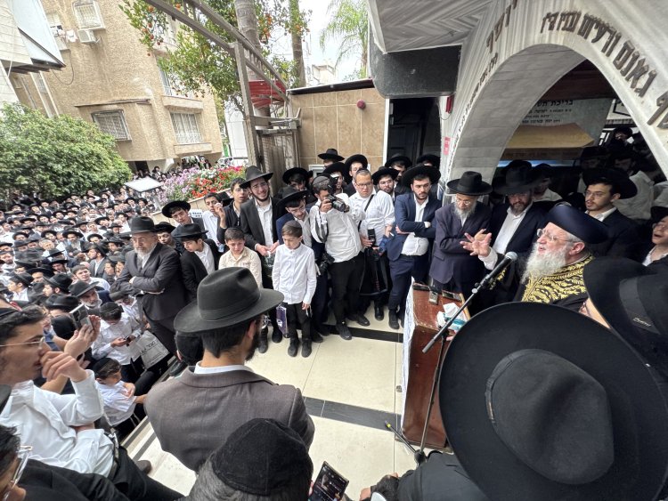 אלפים ליוו למנוחות את הגאון רבי רחמים מאזוז זצ"ל | צילום: נועם אליהו