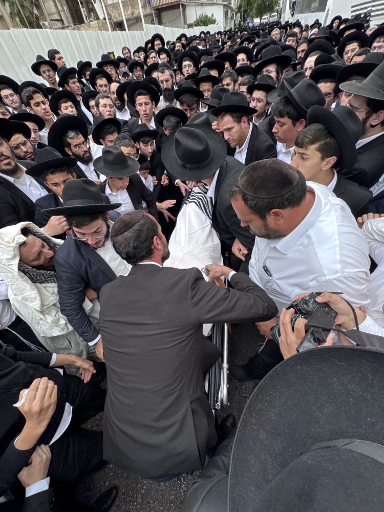 אלפים ליוו למנוחות את הגאון רבי רחמים מאזוז זצ"ל | צילום: נועם אליהו
