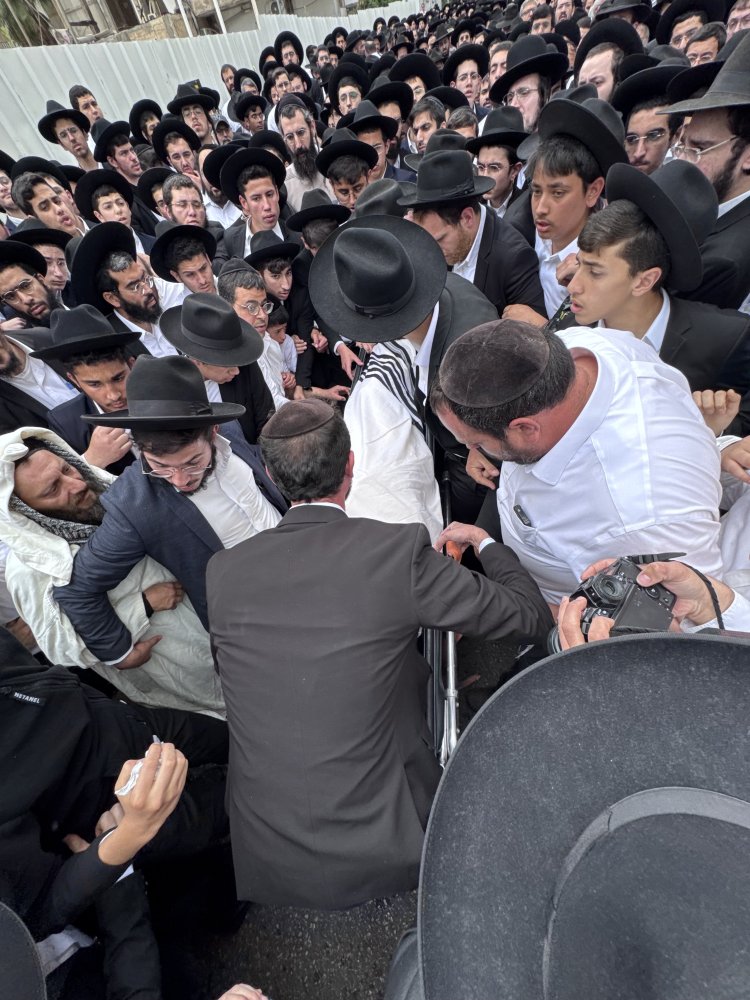 אלפים ליוו למנוחות את הגאון רבי רחמים מאזוז זצ"ל | צילום: נועם אליהו