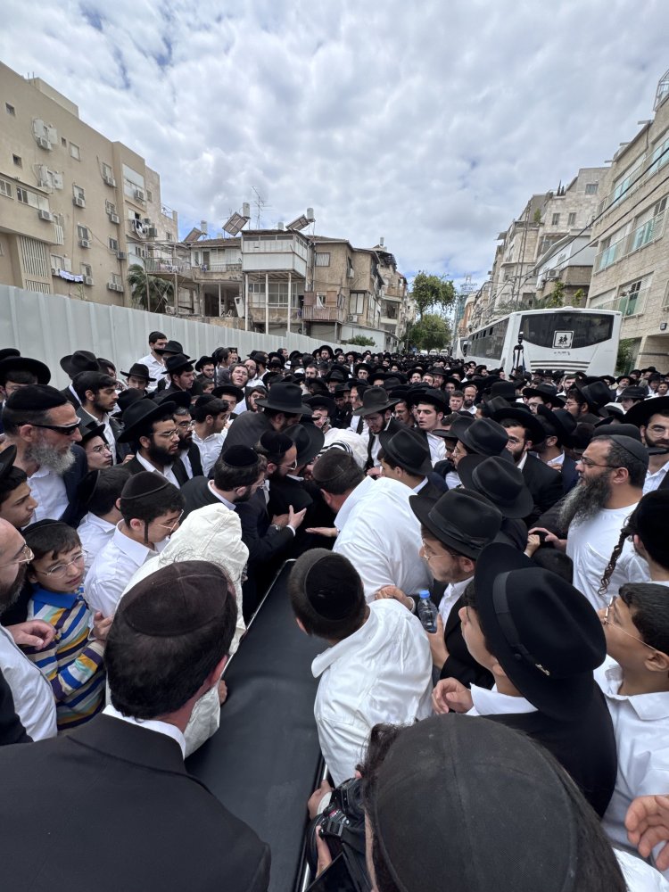אלפים ליוו למנוחות את הגאון רבי רחמים מאזוז זצ"ל | צילום: נועם אליהו