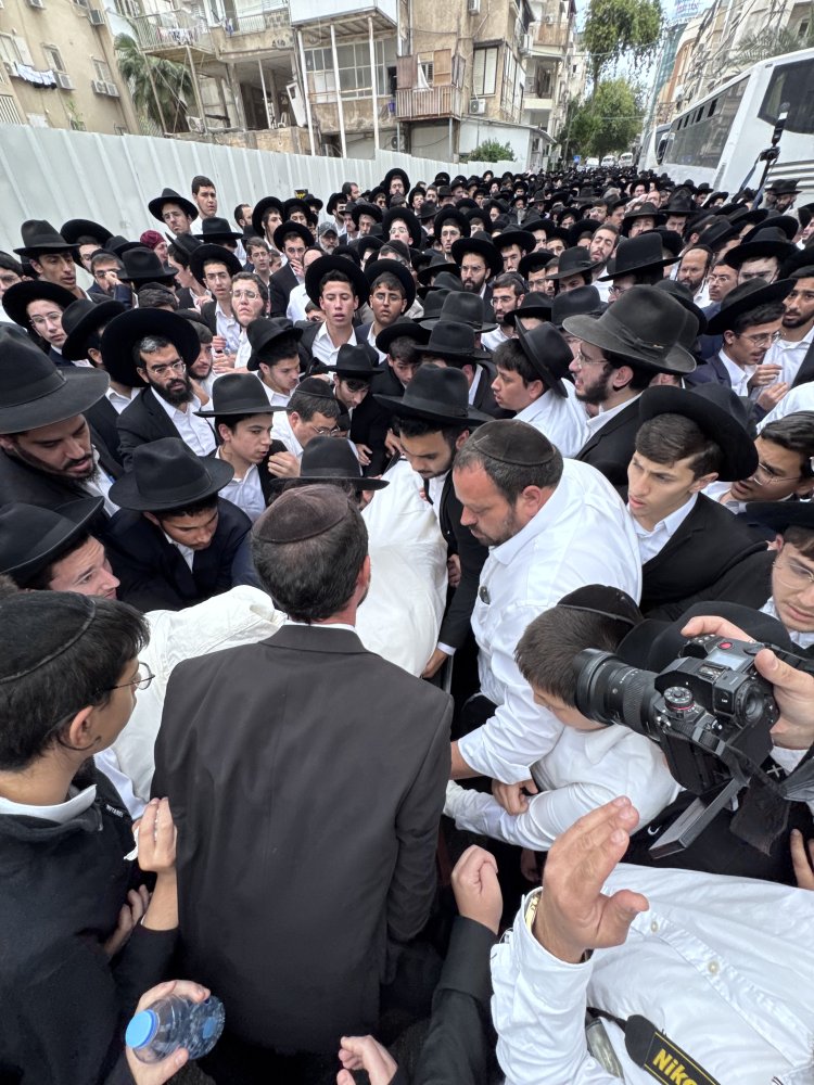 אלפים ליוו למנוחות את הגאון רבי רחמים מאזוז זצ"ל | צילום: נועם אליהו