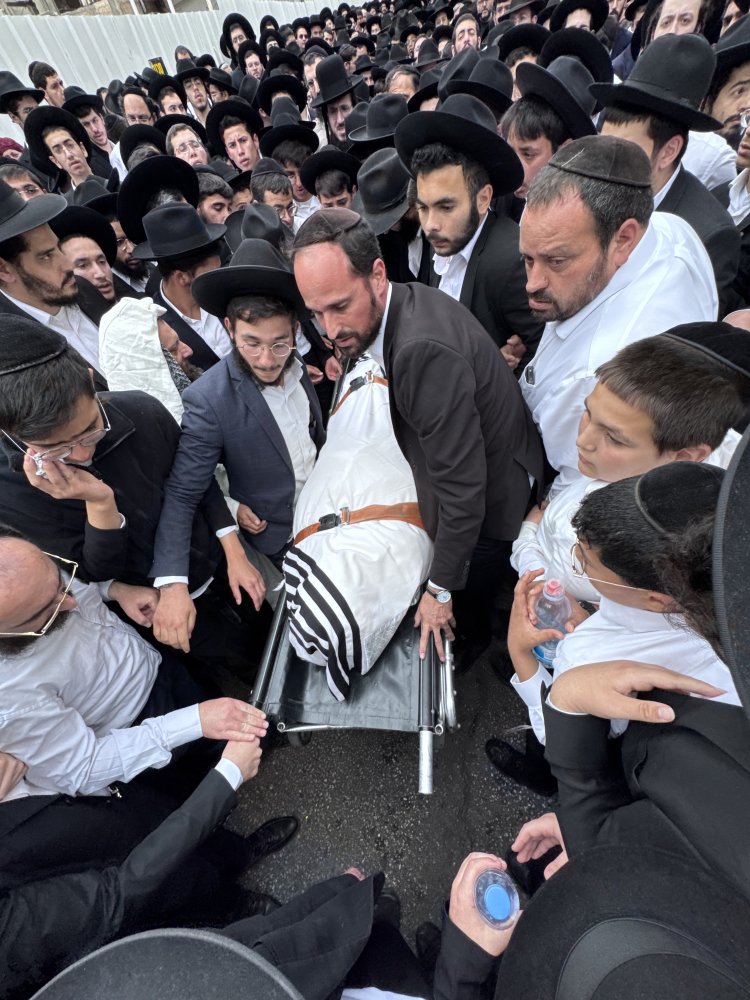 אלפים ליוו למנוחות את הגאון רבי רחמים מאזוז זצ"ל | צילום: נועם אליהו