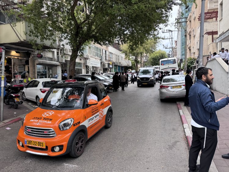 אלפים ליוו למנוחות את הגאון רבי רחמים מאזוז זצ"ל | צילום: נועם אליהו
