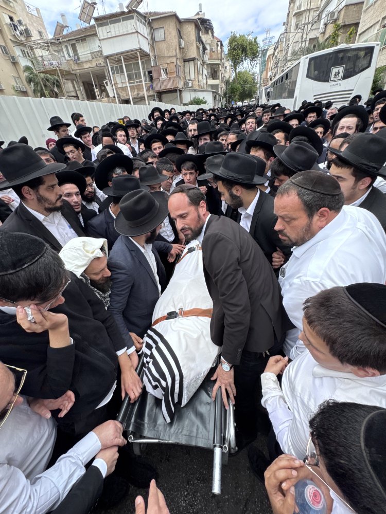 אלפים ליוו למנוחות את הגאון רבי רחמים מאזוז זצ"ל | צילום: נועם אליהו