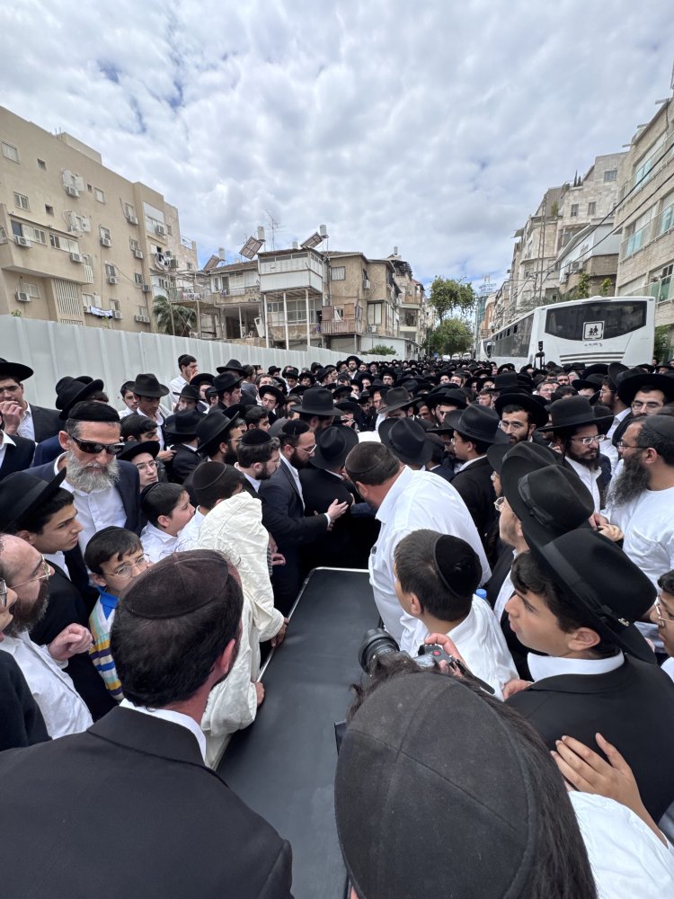 אלפים ליוו למנוחות את הגאון רבי רחמים מאזוז זצ"ל | צילום: נועם אליהו