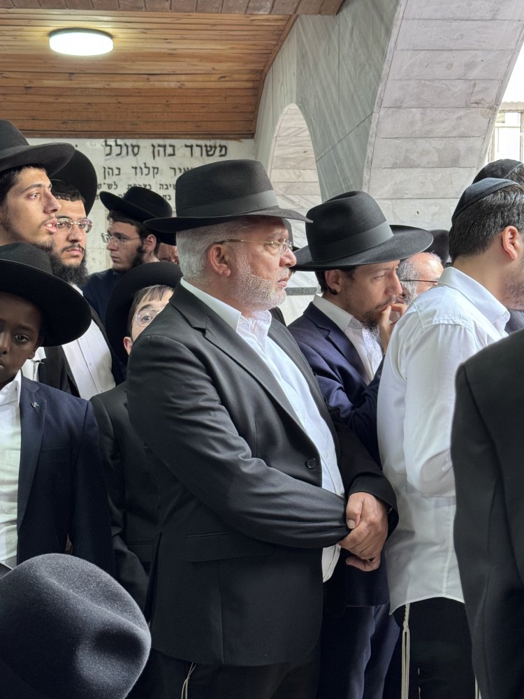 אלפים ליוו למנוחות את הגאון רבי רחמים מאזוז זצ"ל | צילום: נועם אליהו