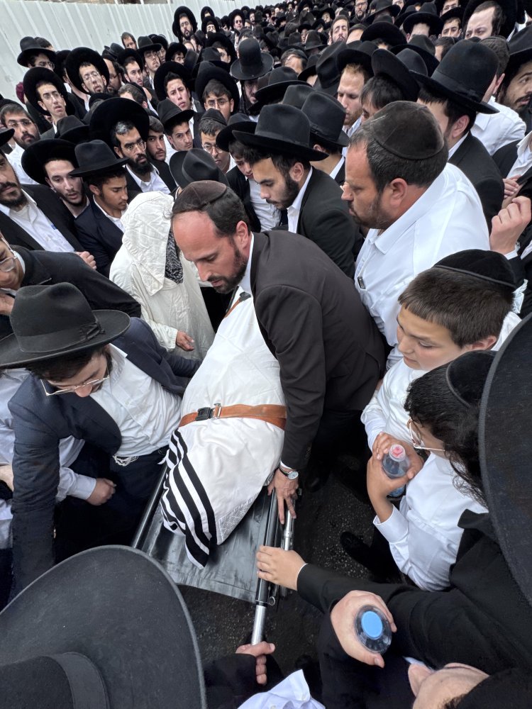אלפים ליוו למנוחות את הגאון רבי רחמים מאזוז זצ"ל | צילום: נועם אליהו