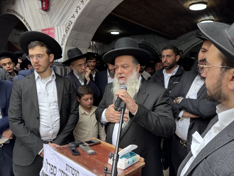 אלפים ליוו למנוחות את הגאון רבי רחמים מאזוז זצ"ל | צילום: נועם אליהו