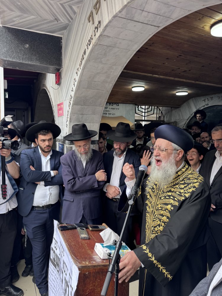 אלפים ליוו למנוחות את הגאון רבי רחמים מאזוז זצ"ל | צילום: נועם אליהו