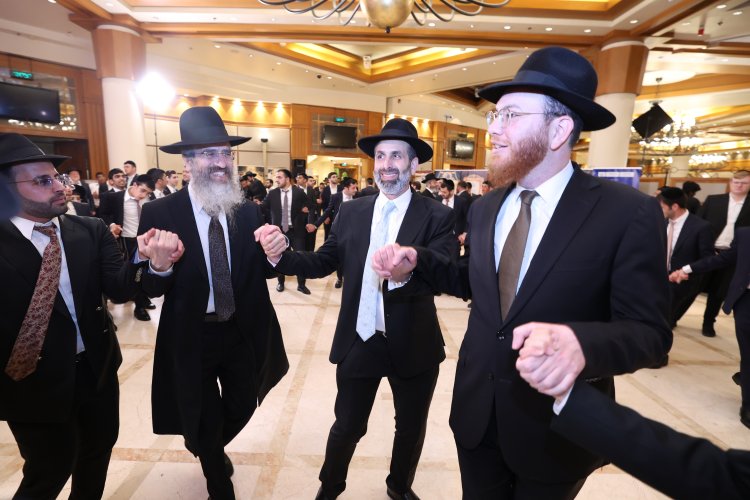 ראש עיריית אלעד השיא את ביתו - רבנים ואישי ציבור הגיעו לשמחה (צילום: יעקב כהן)