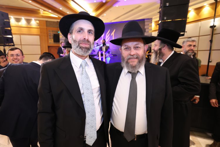 ראש עיריית אלעד השיא את ביתו - רבנים ואישי ציבור הגיעו לשמחה (צילום: יעקב כהן)