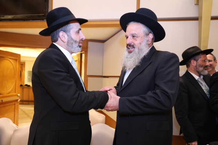 ראש עיריית אלעד השיא את ביתו - רבנים ואישי ציבור הגיעו לשמחה (צילום: יעקב כהן)