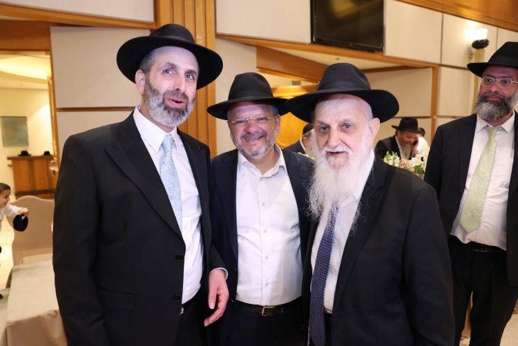 ראש עיריית אלעד השיא את ביתו - רבנים ואישי ציבור הגיעו לשמחה (צילום: יעקב כהן)