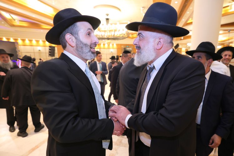 ראש עיריית אלעד השיא את ביתו - רבנים ואישי ציבור הגיעו לשמחה (צילום: יעקב כהן)