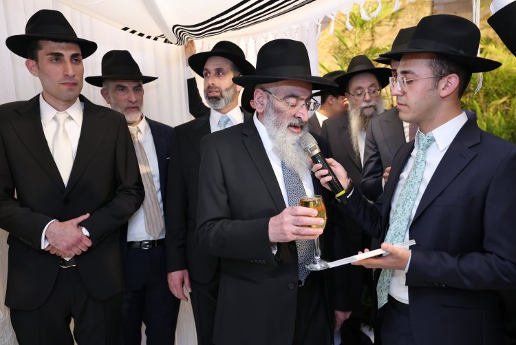 ראש עיריית אלעד השיא את ביתו - רבנים ואישי ציבור הגיעו לשמחה (צילום: יעקב כהן)