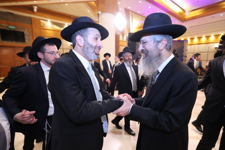 ראש עיריית אלעד השיא את ביתו - רבנים ואישי ציבור הגיעו לשמחה (צילום: יעקב כהן)