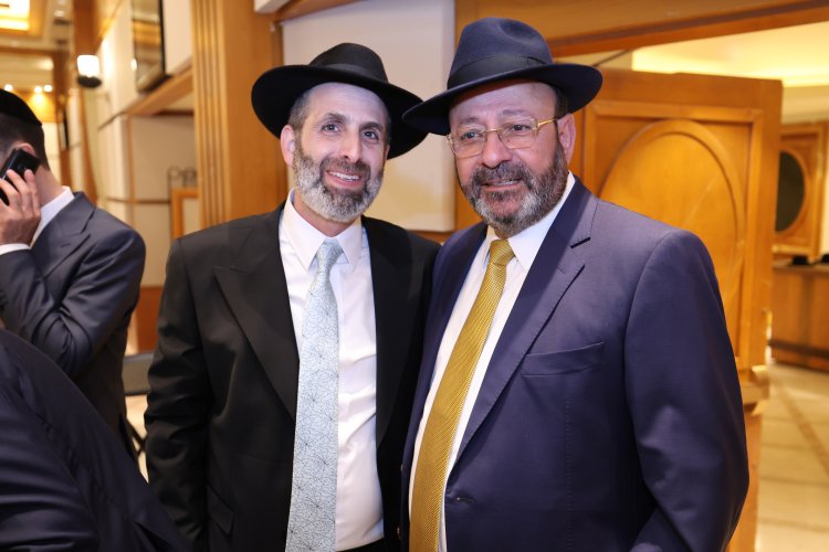 ראש עיריית אלעד השיא את ביתו - רבנים ואישי ציבור הגיעו לשמחה (צילום: יעקב כהן)