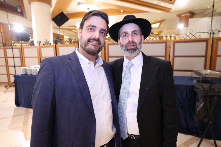 ראש עיריית אלעד השיא את ביתו - רבנים ואישי ציבור הגיעו לשמחה (צילום: יעקב כהן)