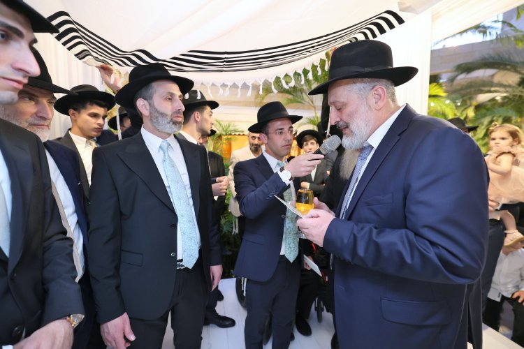 ראש עיריית אלעד השיא את ביתו - רבנים ואישי ציבור הגיעו לשמחה (צילום: יעקב כהן)