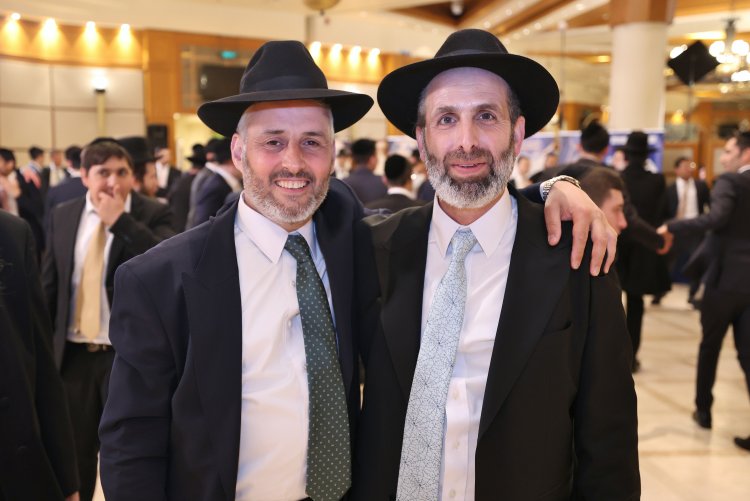 ראש עיריית אלעד השיא את ביתו - רבנים ואישי ציבור הגיעו לשמחה (צילום: יעקב כהן)