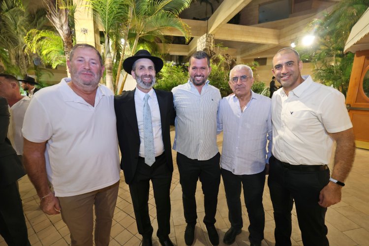ראש עיריית אלעד השיא את ביתו - רבנים ואישי ציבור הגיעו לשמחה (צילום: יעקב כהן)