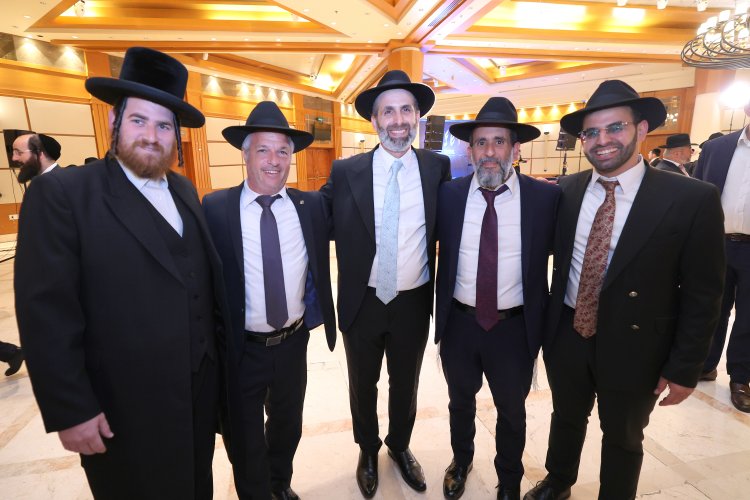 ראש עיריית אלעד השיא את ביתו - רבנים ואישי ציבור הגיעו לשמחה (צילום: יעקב כהן)