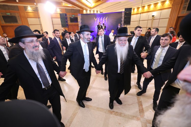 ראש עיריית אלעד השיא את ביתו - רבנים ואישי ציבור הגיעו לשמחה (צילום: יעקב כהן)