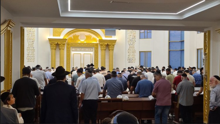 מורשת של הצלה, אמונה ומנהיגות: זכרו של הרב אברהם חמרה ממשיך להאיר בארץ ובעולם חלק מהקהל בעצרת
