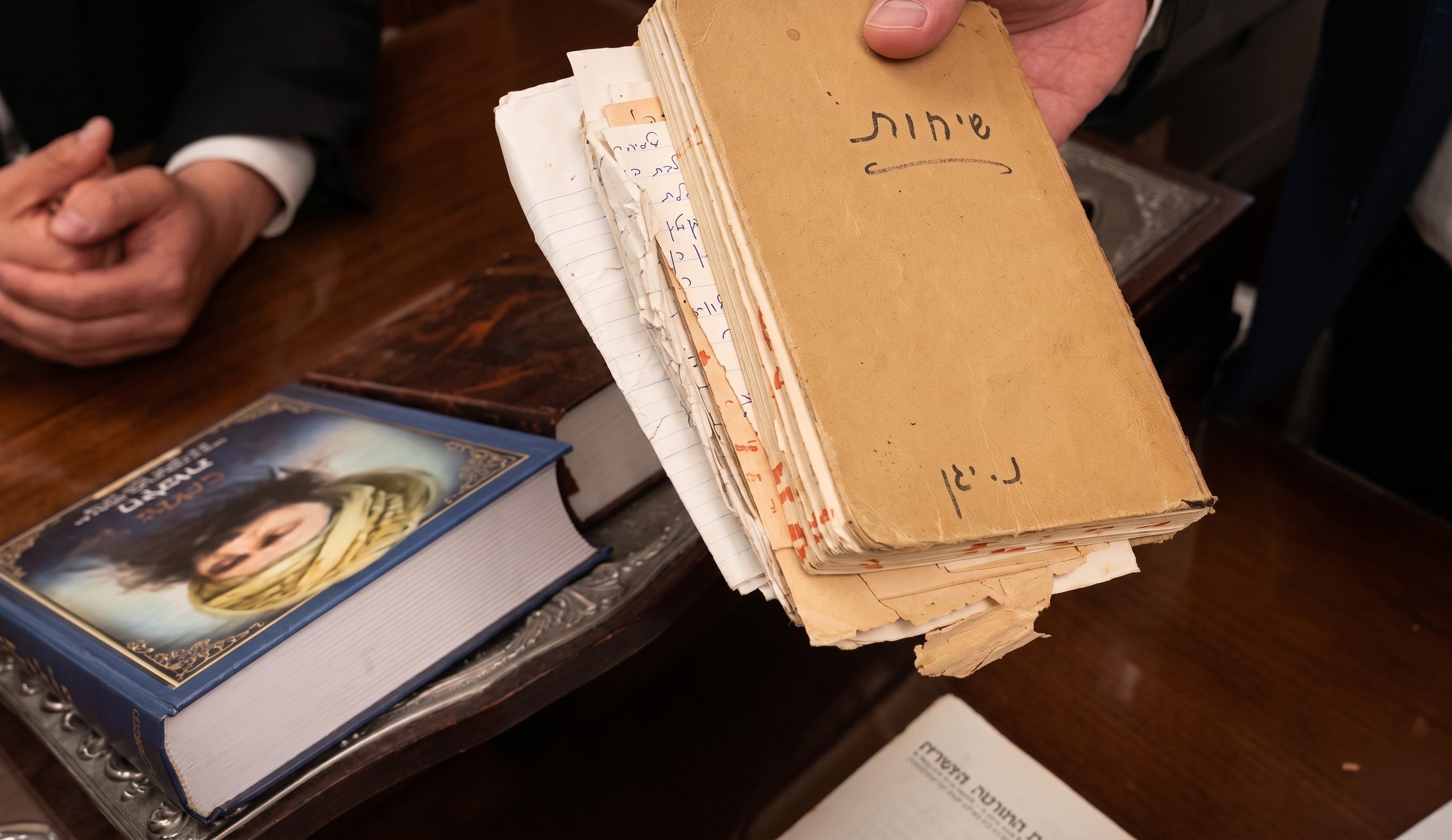 הרב ארז קדוסי לצד הצדיק רבי ניסים יגן זצ"ל שיחותיו של הרב ניסים יגן זצ"ל (באדיבות המצלם)