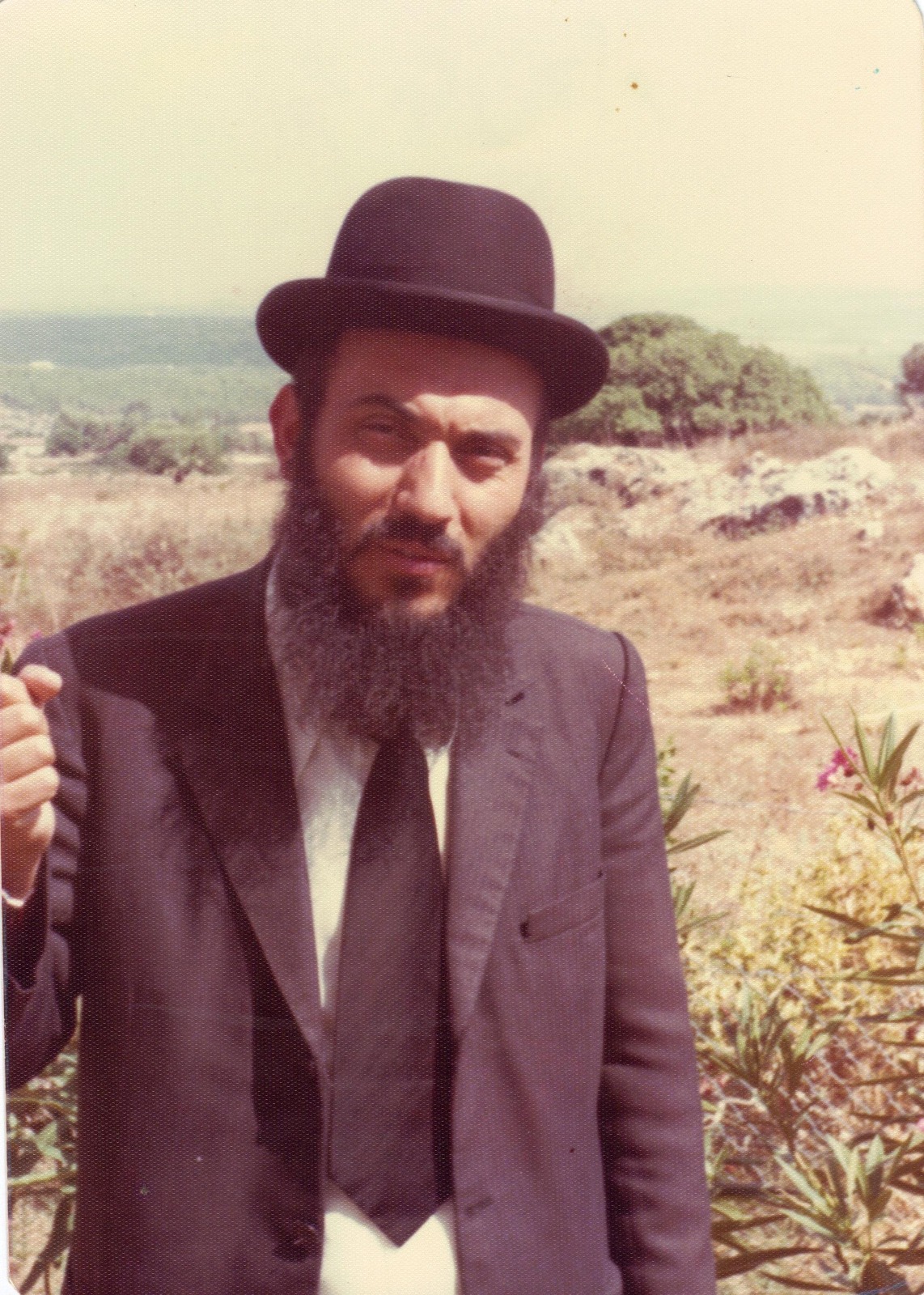 הרב ארז קדוסי לצד הצדיק רבי ניסים יגן זצ"ל הרב ניסים יגן כשהקים את הישיבה הראשונה שלו בגבעת עדה (קרדיט: ישיבת קהילת יעקב)