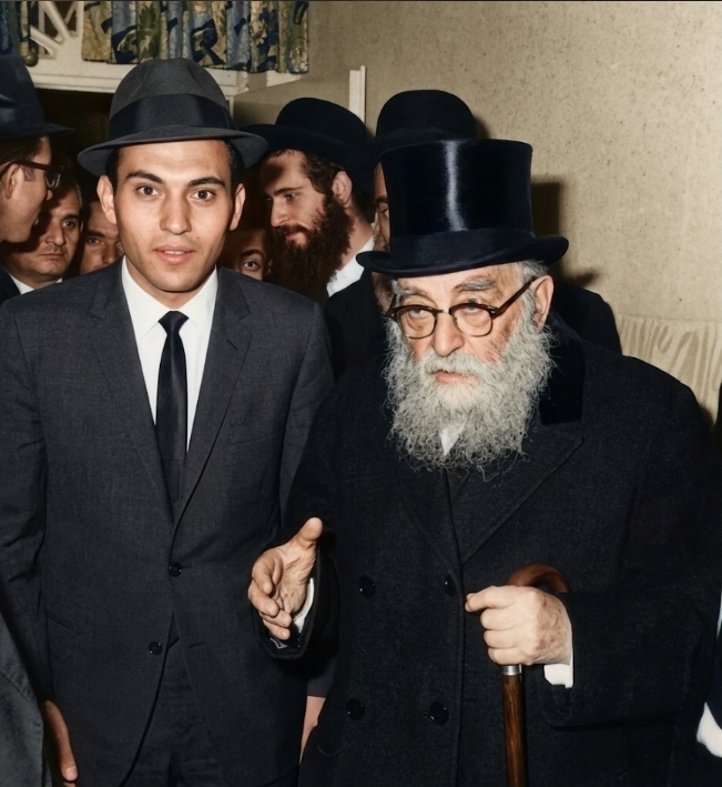 הרב ארז קדוסי לצד הצדיק רבי ניסים יגן זצ"ל הרב ניסים יגן זצ"ל ביום חתונתו (קרדיט: ישיבת קהילת יעקב)