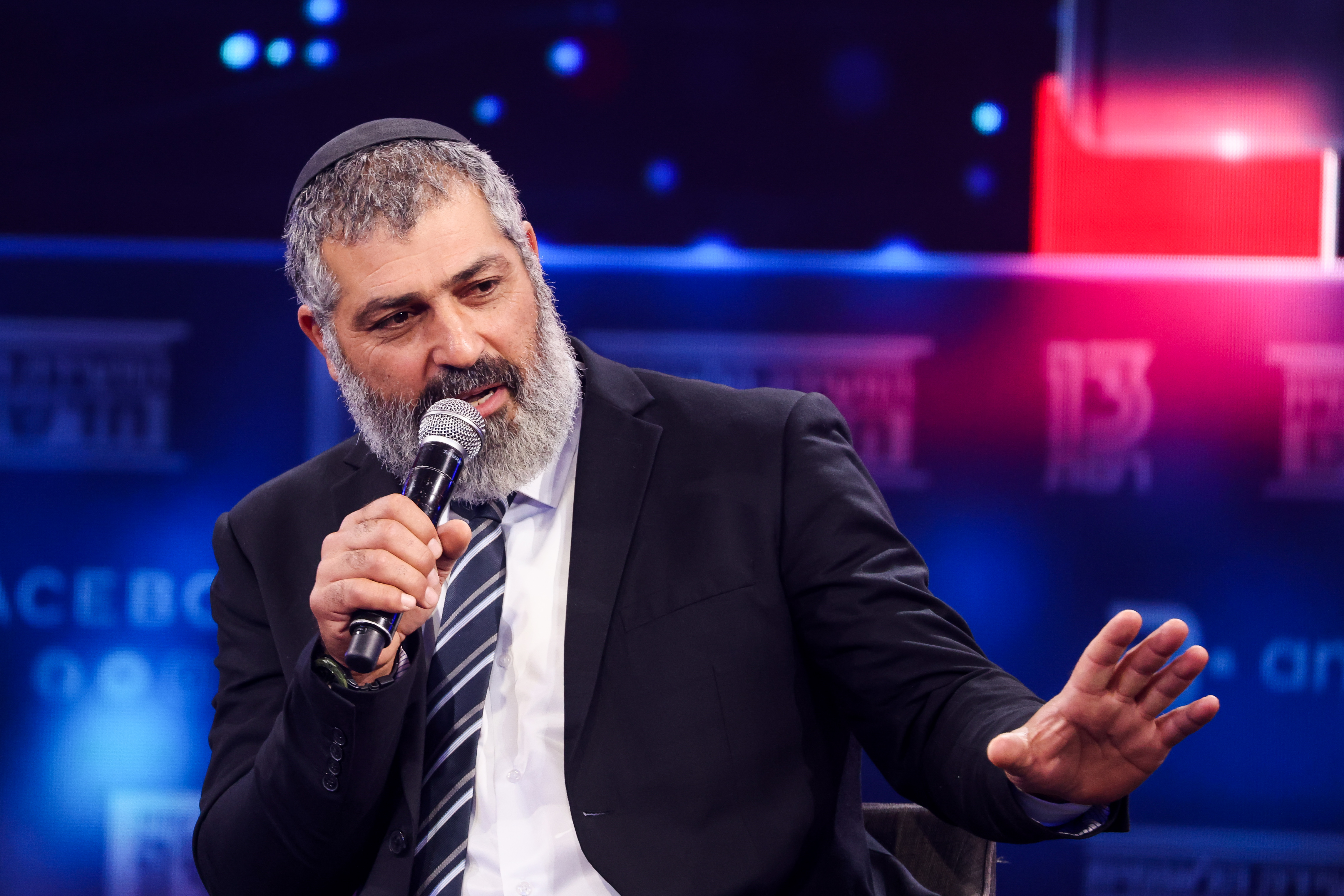 צבי יחזקאלי: "הסכם שלום או טעות היסטורית?" צבי יחזקאלי: "המערב חוגג הסכם, בטהרן חוגגים ניצחון" (צילום: Yonatan Sindel/Flash90)