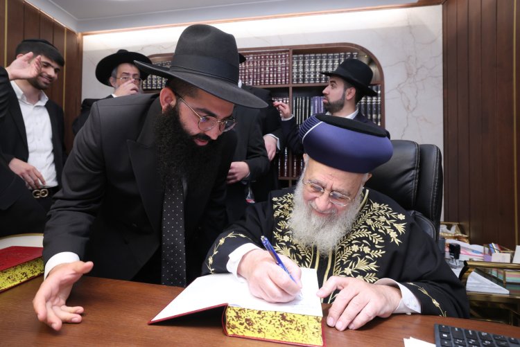 מעמד מרגש בראשות הראשל"צ: עשרות אברכים הוסמכו להוראה בדיני סת"ם (צילום: יעקב כהן)