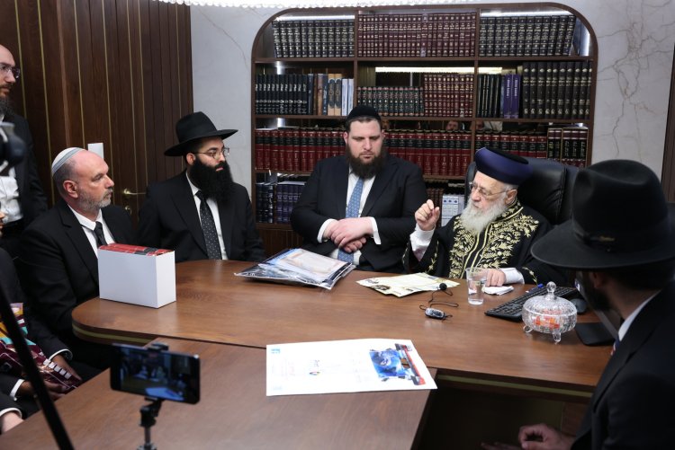 מעמד מרגש בראשות הראשל"צ: עשרות אברכים הוסמכו להוראה בדיני סת"ם (צילום: יעקב כהן)