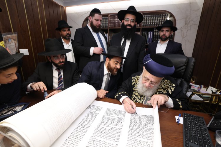 מעמד מרגש בראשות הראשל"צ: עשרות אברכים הוסמכו להוראה בדיני סת"ם (צילום: יעקב כהן)