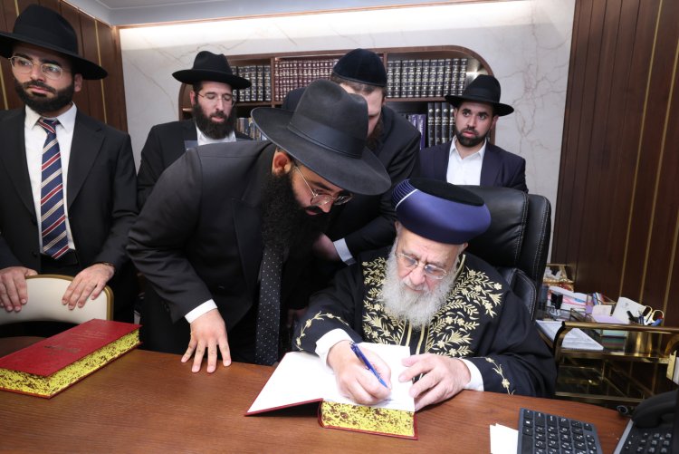 מעמד מרגש בראשות הראשל"צ: עשרות אברכים הוסמכו להוראה בדיני סת"ם (צילום: יעקב כהן)