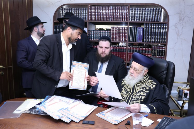 מעמד מרגש בראשות הראשל"צ: עשרות אברכים הוסמכו להוראה בדיני סת"ם (צילום: יעקב כהן)