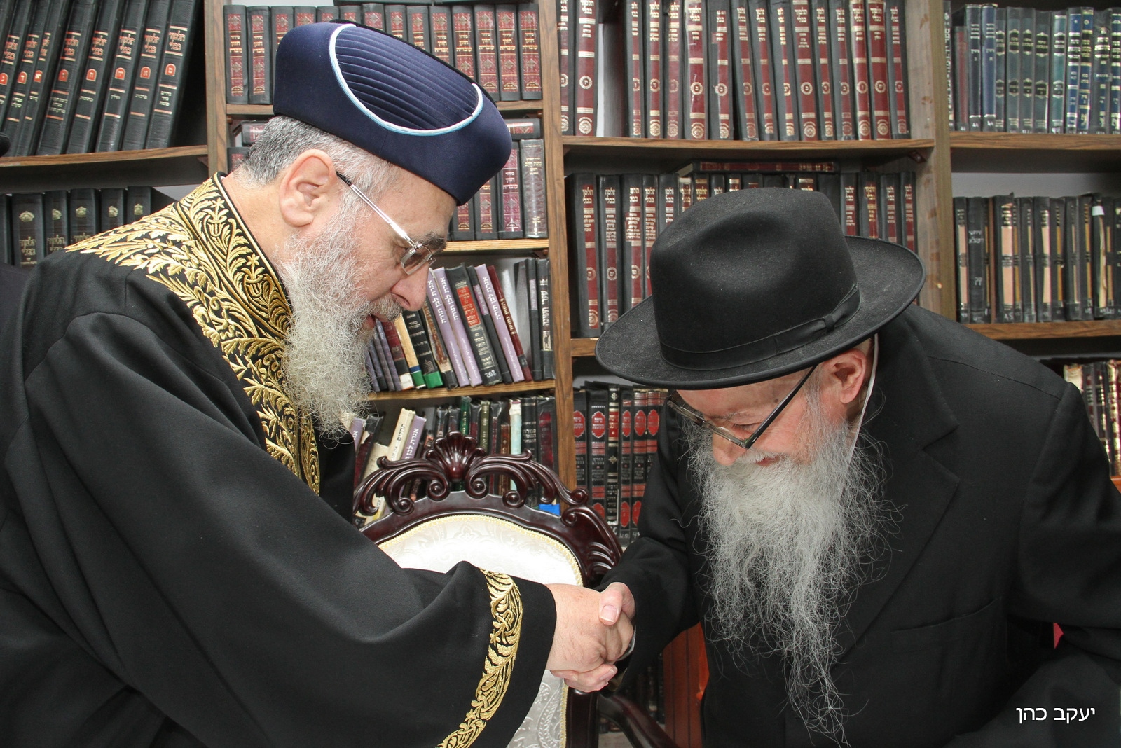 "דמות נסתרת של קדושה": לדמותו של המקובל רבי רחמים עטיה זצ"ל מרן הראש"ל הרב יצחק יוסף שליט"א בביקור אצל חמיו הצדיק רבי רחמים עטיה זצ"ל (צילום: יעקב כהן)