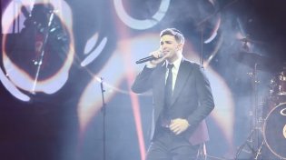 מרגש וסוחף: משה קליין בביצוע חי ועוצמתי ללהיט "בדרך אל האור"