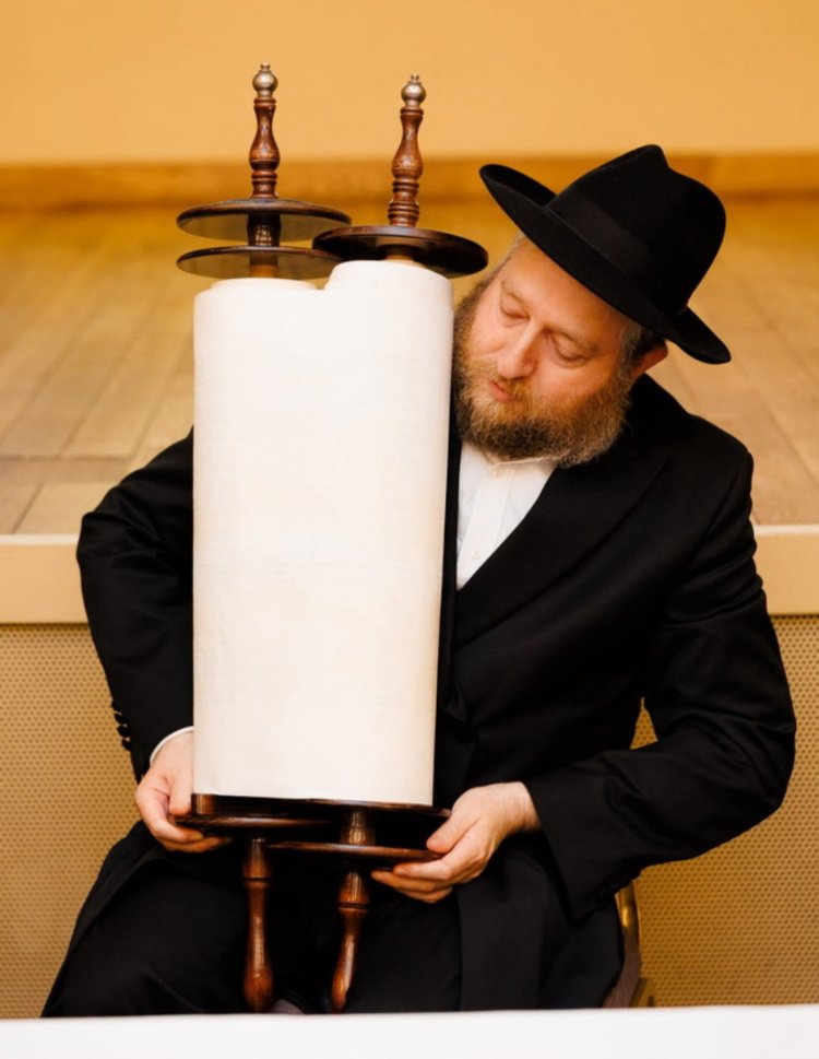 לזכות האוליגרך היהודי: ספר תורה חדש הוכנס בטקס מרגש באוקראינה לזכות האוליגרך היהודי: ספר תורה חדש הוכנס בטקס מרגש באוקראינה