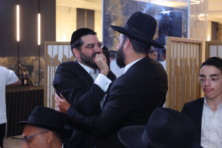 שמחת בר המצווה לבנו של ראש ישיבת "שלהבת התורה" הרב אבידן סנדרוסי שליט"א צפו בגלריה: שמחת בר המצווה לבנו של ראש ישיבת ''שלהבת התורה'' שאיחדה רבנים וידוענים