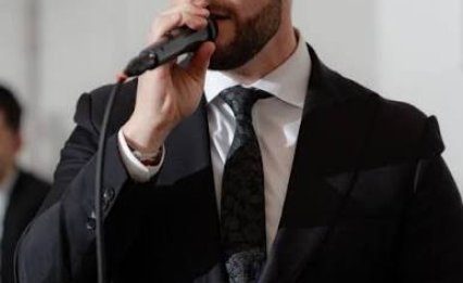 מחנן בן ארי לאקפלה בינלאומית: מורדי ויינשטיין מחדש את "השיבנו"