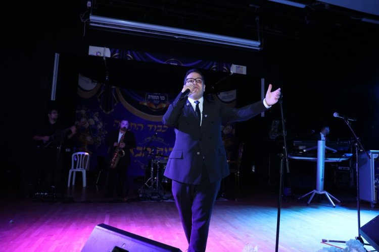 מעמד "ועתה כתבו לכם" ביבנה בהשתתפות הראשון לציון הרב דוד יוסף שליט"א (צילום: מאיר זליזניק) מעמד "ועתה כתבו לכם" ביבנה בהשתתפות הראשון לציון הרב דוד יוסף שליט"א (צילום: מאיר זליזניק)