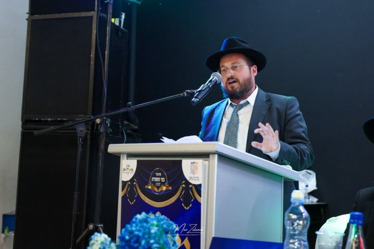 מעמד "ועתה כתבו לכם" ביבנה בהשתתפות הראשון לציון הרב דוד יוסף שליט"א (צילום: מאיר זליזניק) מעמד "ועתה כתבו לכם" ביבנה בהשתתפות הראשון לציון הרב דוד יוסף שליט"א (צילום: מאיר זליזניק)