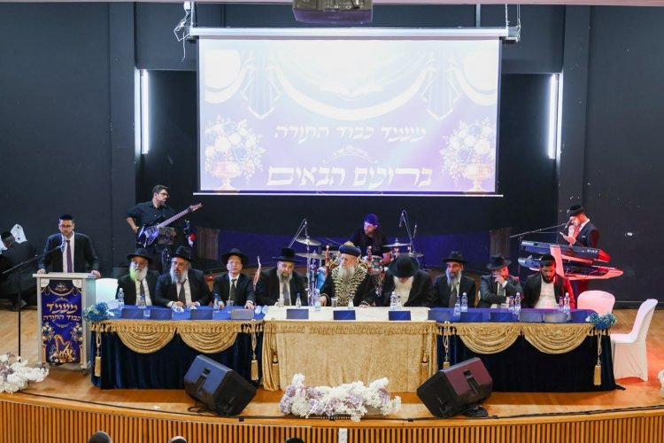 מעמד "ועתה כתבו לכם" ביבנה בהשתתפות הראשון לציון הרב דוד יוסף שליט"א (צילום: מאיר זליזניק) מעמד "ועתה כתבו לכם" ביבנה בהשתתפות הראשון לציון הרב דוד יוסף שליט"א (צילום: מאיר זליזניק)