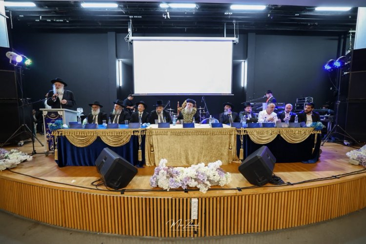 מעמד "ועתה כתבו לכם" ביבנה בהשתתפות הראשון לציון הרב דוד יוסף שליט"א (צילום: מאיר זליזניק) מעמד "ועתה כתבו לכם" ביבנה בהשתתפות הראשון לציון הרב דוד יוסף שליט"א (צילום: מאיר זליזניק)